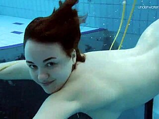 Lada Poleshuk pamer tetek gede di show kolam bawah air