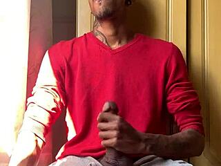 Ebony Brazilian masturbates with Oberon