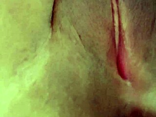 Indian babe rubs slutty cunt before work