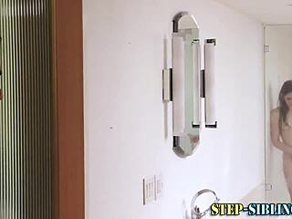 Hermanastra 18+ se cuela a mamar polla en ducha caliente