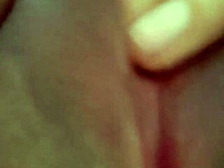 Indian babe rubs slutty cunt before work