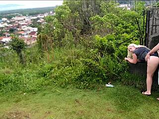 Камера хваща африканска блондинка курва догги на открито