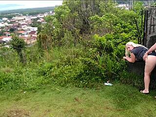 Камера хваща африканска блондинка курва догги на открито