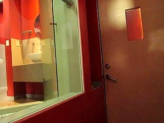 Sie hilft mir beim Baden outdoors öffentlich