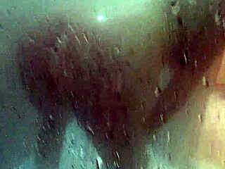 Она помогает мне мыться в публичной уличной ванне