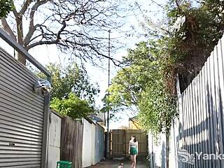 Katson lävistettyä Marinaa masturboivan soolossa