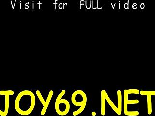 Tenåring gnir forsiktig sin våte fitte i solo lek