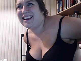 胖乎乎少女吃提拉米苏蛋糕，萌力爆棚超诱人