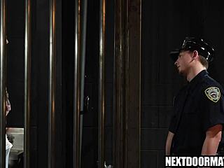 Hot gay hunk Roman Todd bestikker fængselsvagt Masyn Thorne for bareback action