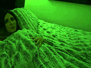 Mostohaanya Helena Price levetkőzik meztelenre tiltott szexért ruhák letépésével!