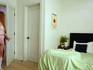 Yo, lömska styvsyster bytte min leksak mot sin fitta!