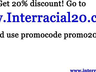 Διαφυλετικό ζευγάρι μοιράζεται βαθιά παθιασμένα φιλιά