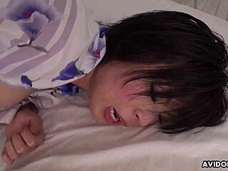 Japansk store pupper i kimono Saki Aoyama nyter fin økt usensurert