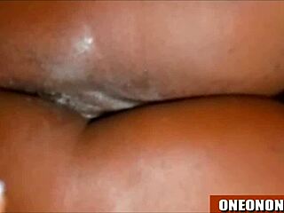 Nada como un coño ebony mojado siendo tocado con los dedos