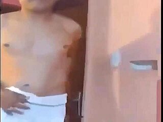 Mi Madrastra No Esta En La Habitacion Y Quiero Comer La Polla De Mi Padrastro Que Esta En El Ba�o Sexo Con Mi Padrastro