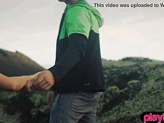 مصور قذر ينيك عارضة بلوند صغيرة في الهواء الطلق!