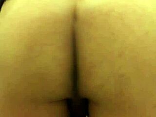 חוקר סודות של שימייל במפגש ייחודי בחדר אמבטיה בסטייל