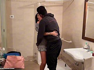 Ziastra Giulia Diamond Scopata Mentre il Marito è al Lavoro