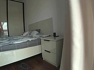 丈夫上班时，妻子和邻居真实出轨性交