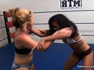 Αγώνας catfight ανάμεικτος μαύρη vs λευκή άνω χωρίς σουτιέν με έντονο fetish πάλη