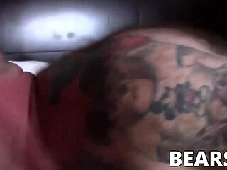 टैटू वाला भालू कर्ट जेकब्स स्टेमी कॉक चूसने के बाद रॉ पाउंडिंग लेता है।