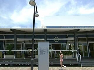 em gái nhật bản mặc áo tắm, bạn có muốn thấy cô ấy dễ thương thế nào không?