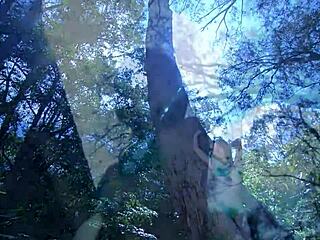 em gái nhật bản mặc áo tắm, bạn có muốn thấy cô ấy dễ thương thế nào không?