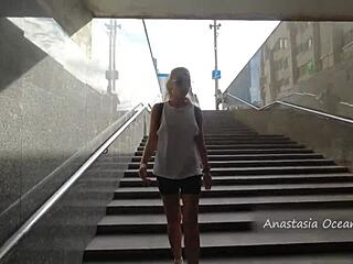 Κορίτσι δείχνει γυμνά στήθη ενώ καβαλάει δημόσιο λεωφορείο με θράσος