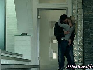 Verdammt ja! Kleine elegante Schönheit reitet harten Schwanz auf dem Boden!