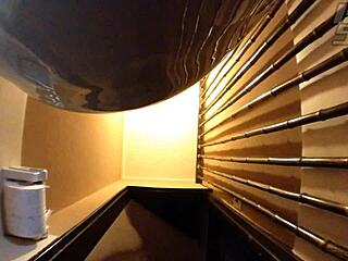 Тоалетна камера HD хваща закръглена тийнейджърка в действие. Уау, толкова сладка!