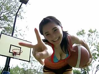 em gái nhật bản mặc áo tắm, bạn có muốn thấy cô ấy dễ thương thế nào không?