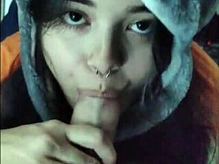 Novinha submissa white moon gives deepthroat blowjob