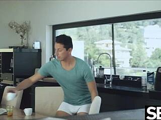 Уау! Красива черна бразилка получава кафе и кур в кухнята