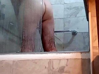 Голишав тип шпијунира зрелу нудистикињу велике гузице на плажи током масаже и јебања