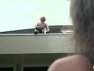 《老爷爷干18岁少女，呻吟吞精超爽！》