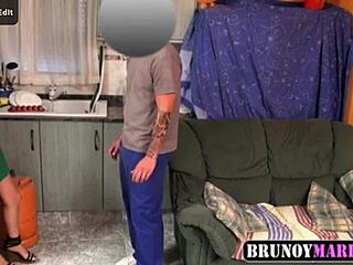 스파이 캠이 집에서 뜨거운 여자가 배관공을 유혹하는 장면 포착