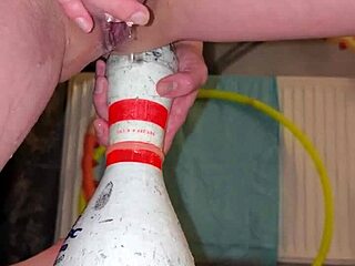 Saksalainen milf käyttää keilapalloa äärimmäiseen suihkutukseen villissä fetissipelissä