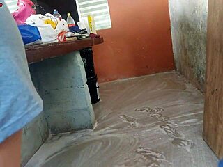 Жена ми си тръгна и ниската прислужница грабна кура ми за бърз секс по време на домашна тренировка