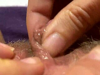 Viděl jsi už obří klitoris třít v HD zblízka?