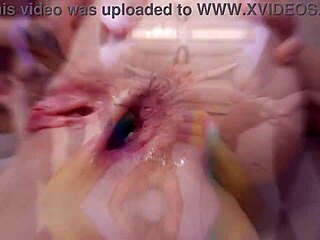 Zwei schlanke Teens tauchen in hartes Anal-Orgy-Spiel ein.