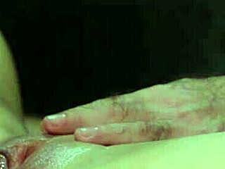 Давай разрушим мою мокрую киску фистингом и лижкой в FFM трехсоме