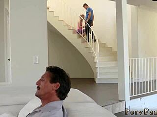 Cheerleader-Stieftochter neckt meinen Buddys Stiefsohn mit raffinierten Moves