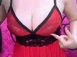 Hot Vietnamese girl streams live on cam