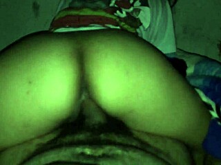 Chibola latina culona tira con vecino en casa