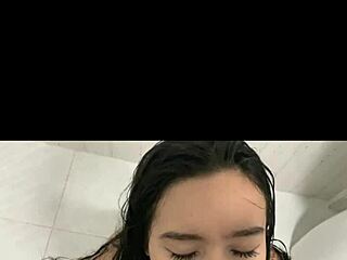 סקס בחדר אמבטיה מסתיים עם גמירה חמה על הפנים שלי