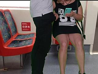 Brasileira safada mostrando e se masturbando em público