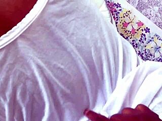 J’ai surpris ma voisine en train de mater du porno et je l’ai baisée fort