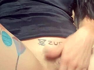 mulher com lábios enormes se exibindo e se masturbando