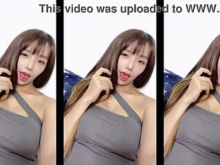 Gledam azijsko manekenko Xi Yue, kako se dnevno masturbira