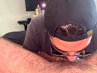 Suger den här stora vita kuken i munnen?